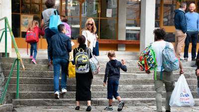 Otroci in starši pred svetoivansko šolo (ARHIV)