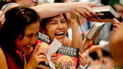 Harry Potter in svetinje smrti, sedma knjiga, s katerim se je zaključila zgodba mladega čarovnika, je izšla leta 2007 (ARHIV)
