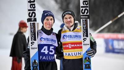 Domen Prevc (levo) in Anže Lanišek v rumeni majici vodilnega v svetovnem pokalu (ANSA)