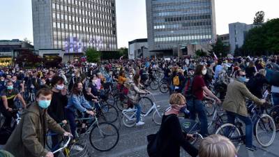 Protestniki na Trgu Republike (ANSA)