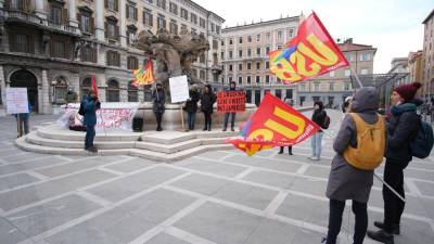 Na Trgu Vittorio Veneto se je zbralo okrog 15 protestnikov