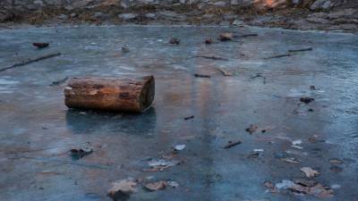 Na poledenelo površino Starega kala so neznanci odvrgli kamenje in kose lesa oz. čoke (FOTODAMJ@N)