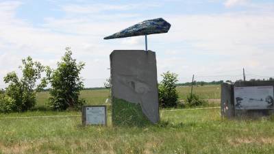 Na goriškem letališču so pred leti postavili spomenik Edvardu in Josipu Rusjanu (BUMBACA)