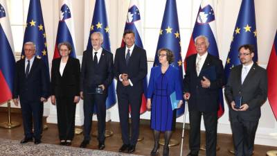 Podelitev odlikovanj v predsedniški palači: drugi z desne Alojz Debelis, ob njem Tamara Blažina in predsednik Borut Pahor, odlikovanja so prejeli še Marija Kozar-Mukič, Francek Mukič in Dušan Mukič ter Janez Stergar (ZVONKO VIDAU)