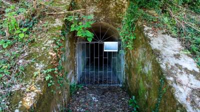 Nekdanje zaklonišče je zaprto, saj so v določenih predelih še prisotni zapuščeni in potencialno nevarni materiali (TIBALDI)