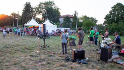 V bran gropajske nekdanje osnovne šole je v soboto zaigrala tudi skupina The Authentics (FOTODAMJ@N)