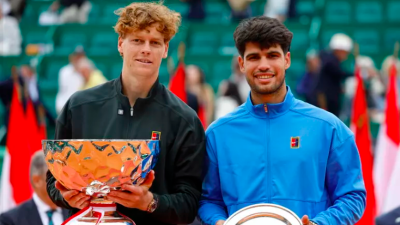 Južnotirolec Jannik Sinner in Španec Carlos Alcaraz po včerajšnjem finalu v Monte Carlu (ANSA)