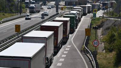 Na mejnem prehodu Fernetiči je danes popoldne nastala petkilometrska kolona tovornih vozil