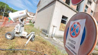 Ob poslopju so že postavili naprave za zamegljevanje za omilitev težav s prašenjem (TIBALDI)