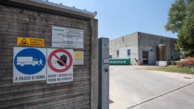 Neprijetne vonjave uhajajo iz obrata ob robu štandreške industrijske cone (TIBALDI)