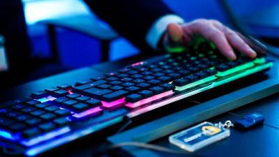 Občana Kopra je v zadnjega pol leta večkrat kontaktirala neznana oseba in ga prepričevala v donosna vlaganja v surovine in kriptovalute, fotografija je simbolična (ARHIV)