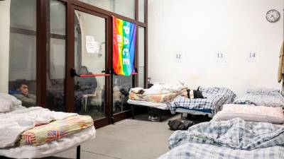 V Ulici Bonomo prenočuje 20 ljudi, v glavnem gre za tuje državljane brez mesta v sprejemnem centru (TEDESCHI/FOTODAMJ@N)