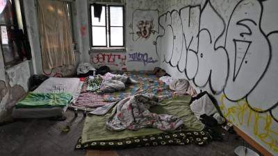 Nepalski begunec, ki ga je obšla slabost, živi v opuščenih skladiščih Starega pristanišča