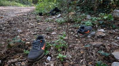 Migranti ob prehodih meje v gozdovih za seboj velikokrat zapuščajo obutev in oblačila