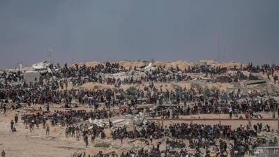 Palestinci, ki so se zbrali na kraju kjer delijo humanitarno pomoč