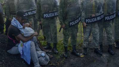 Policisti prestrezajo migrante v kraju Tuzantan pri meji z Gvatemalo (AP)