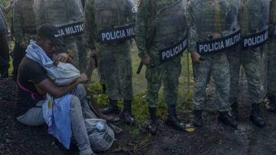 Policisti prestrezajo migrante v kraju Tuzantan pri meji z Gvatemalo (AP)