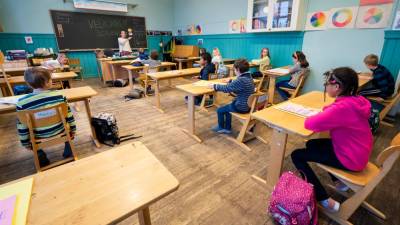 Na Norveškem so se v šole vrnili osnovnošolci, stari od šest do deset let (ANSA)