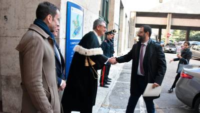Minister Stefano Patuanelli se rokuje z rektorjem tržaške univerze Robertom Di Lenardo (FOTODAMJ@N)