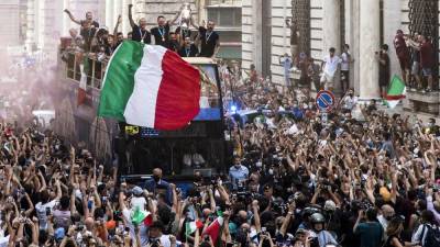 Italijanska nogometna reprezentanca je v Rimu slavila na strehi avtobusa (ANSA)