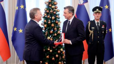Predsednik Borut Pahor je vročil Gorazdu Pučniku očetov izredni red za zasluge (UPRS/STA)