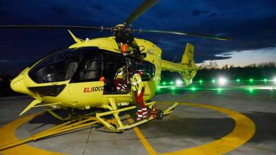 Moškega so ponoči s helikopterjem prepeljali v bolnišnico v Ceseni, kamor so ga sprejeli v specializirani oddelek za hude opekline