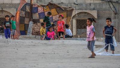 Otroci se igrajo v begunskem naselju Khan Younis (ANSA)