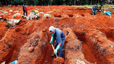 V Sao Paulu ekhumirajo posmrtne ostanke, da lahko pokopljejo žrtve covida-19 (ANSA)