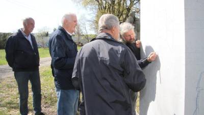 Jurij Smole in Stefano Jus sta na kamen s svinčnikom izrisala figure, črte in druge znake, ki jih bodo izklesali kamnarji (BUMBACA)