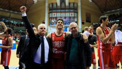 Trije stebri tržaške košarke: z leve trener Eugenio Dalmasson, kapetan Andrea Coronica in pooblaščeni upravitelj Gianluca Mauro (FOTODAMJ@N)