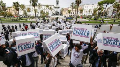 Predaja podpisov za referendum o evtanaziji: zbrali so jih več kot milijon (ANSA)