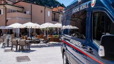 Potujoča pisarna tržaških karabinjerjev v naselju Portopiccolo (KARABINJERJI)