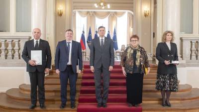 Predsednik Borut Pahor z nagrajenci (BOR SLANA/STA)