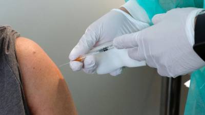 Na cepljenje s tretjim odmerkom se trenutno prijavlja bolj malo ljudi (ARHIV)