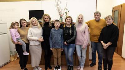 Ukrajinke z otroki, Irino Vikot (četrta z leve) in Marijanom Kravosom (FOTODAMJ@N)