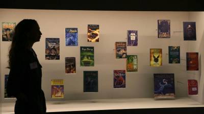 Razstavljene »bogoskrunske« knjige v najrazličnejših jezikih o čarovniku Harryju Potterju v knjigarni v Londonu (AP)