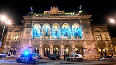 Dunajski filharmoniki so v Dunajski državni operi med čakanjem improvizirali krajši koncert (ANSA)