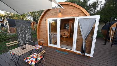 Glamping domuje pri Briščikih, na hišni številki 92