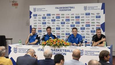 Popoldanska tiskovna konferenca v Narodnem domu, desno košarkar Zoran Dragić