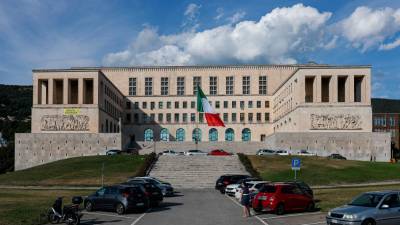 Med najbolj priljubljenimi specializacijami so kardiologija, dermatologija, gastroenterologija in pnevmologija (ARHIV)