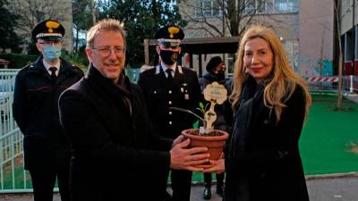 Miljski župan Paolo Polidori in ravnateljica Anna Falcetto z rastlinico, ki so jo odrezali od Falconejevega drevesa v Palermu (FOTODAMJ@N)
