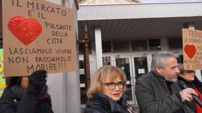 Shod pred pokrito tržnico (TIBALDI)