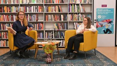 Antje Gruden (levo) in Tina Perić na zaključnem dogodku Akcije Primorci beremo v NŠK (FOTODAMJ@N)