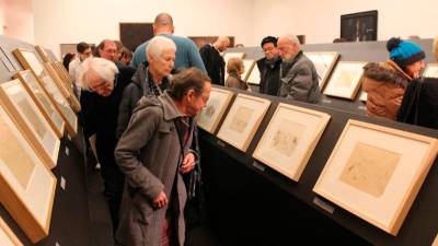 V Moderni galeriji so v četrtek zvečer svečano odprli razstavo dachauskih risb Zorana Mušiča <i>Obsojeni na upanje</i> (R.Š.)