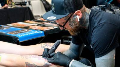 Umetniki tetovaž in piercingov v Starem pristanišču