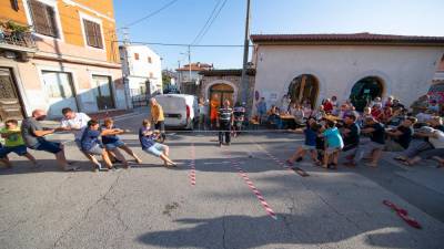 Tekmovanje v vleki vrvi med gurnci in dulnci (FOTODAMJ@N)
