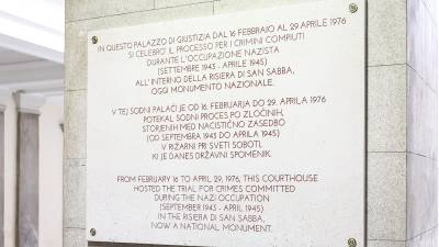 Trijezična tabla na tržaškem sodišču spominja na procese za zločine v Rižarni iz leta 1976