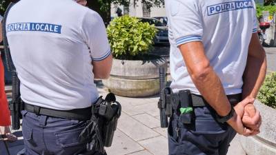 Lokalni policisti so ubežniku rešili življenje