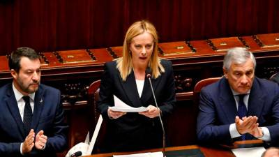 Giorgia Meloni danes v poslanski zbornici, levo Matteo Salvini, desno Antonio Tajani (ANSA)