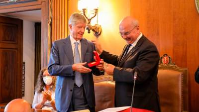 Tržaški župan Dipiazza je nekdanjemu predsedniku zavarovalnice Generali Gabrieleju Galateriju di Genola (levo) podelil častno občanstvo (FOTODAMJ@N)